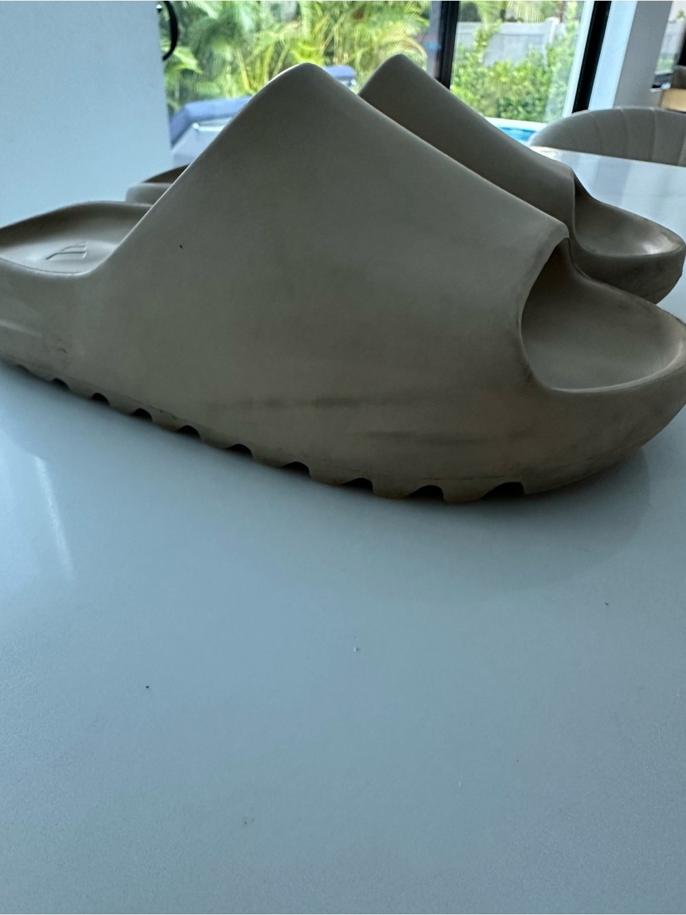 didas Yeezy Slide Size 8 Men’s Neutral Beige